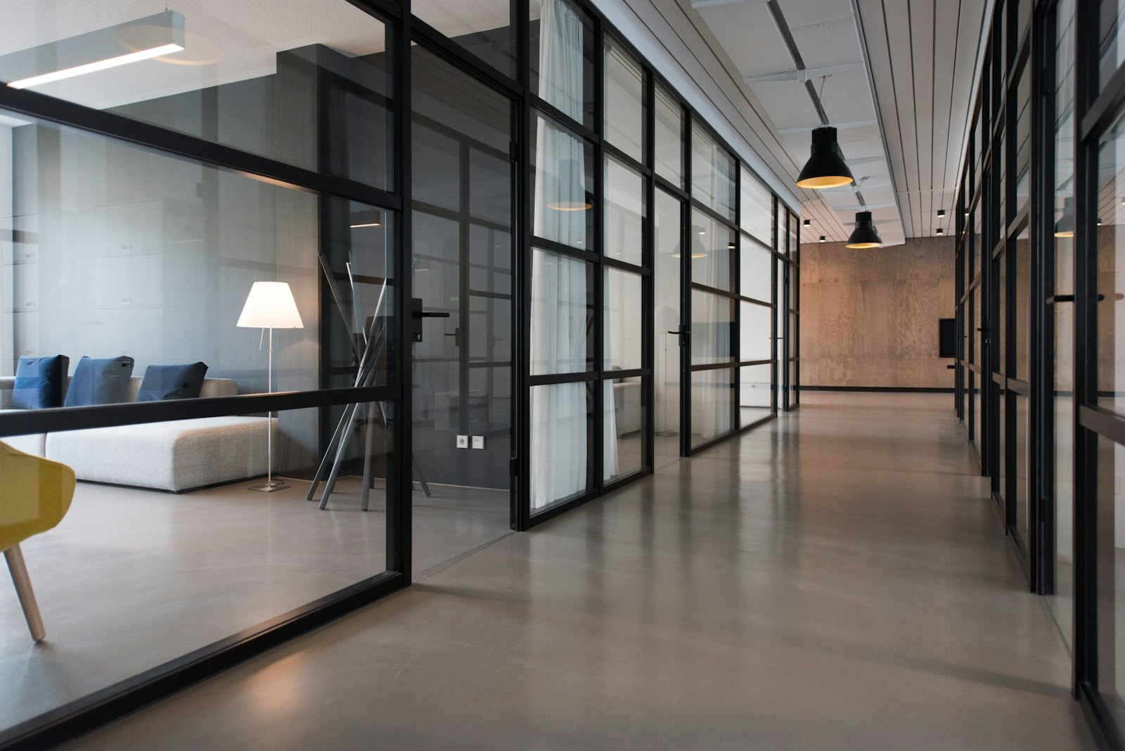 Helles, gepflegtes modernes Büro